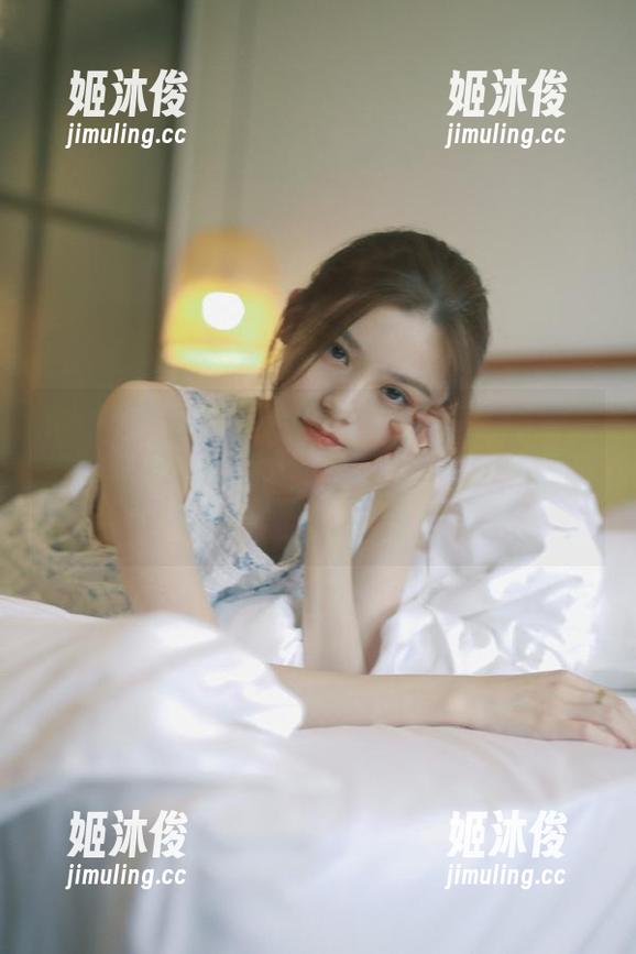 CANDY糖果画报-FoxYini孟狐狸 CANDY糖果画报 - “FoxYini孟狐狸空姐”独特套图下载,欣赏她在空中翱翔的优雅与迷人瞬间!