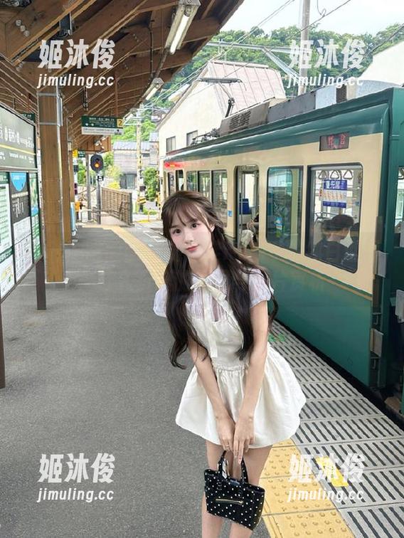 Feilin嗲囡囡 - 施忆佳KITTY的纯白世界：让人沉醉的美图与照片赏析