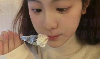GIRLT果团网 – 莫雅琪在线分享她的棉袜图片：让我们一起笑对生活的小尴尬