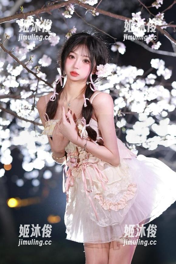 HuaYang花漾-小不点 HuaYang花漾 - 观看小不点的最新写真,探秘裤里丝背后的精彩原图!