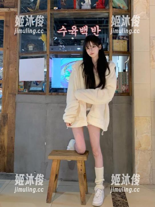 IMiss爱蜜社-小宝酱 IMiss爱蜜社 - 小宝酱倾情奉献无圣光吊带图集,尽显青春与活力的无限可能!