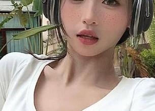 走进喵糖映画的黑裙黑袜写真，感受原图与图片的独特魅力