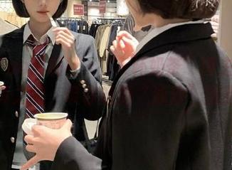 MiiTao蜜桃社 – “E杯奶茶”博主的高清写真之旅，带你畅游“泳池”浪漫瞬间