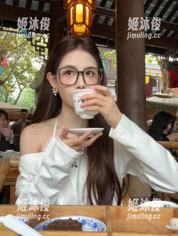 MiiTao蜜桃社-王婉悠Queen MiiTao蜜桃社 - 蕾丝透视下的王婉悠Queen:写真图片展示她的婉约与个性