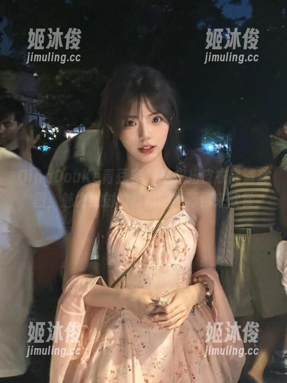 QingDouKe青豆客-魏扭扭 QingDouKe青豆客 - 魏扭扭皮衣高清套图,魅力四射的时尚瞬间等你来欣赏