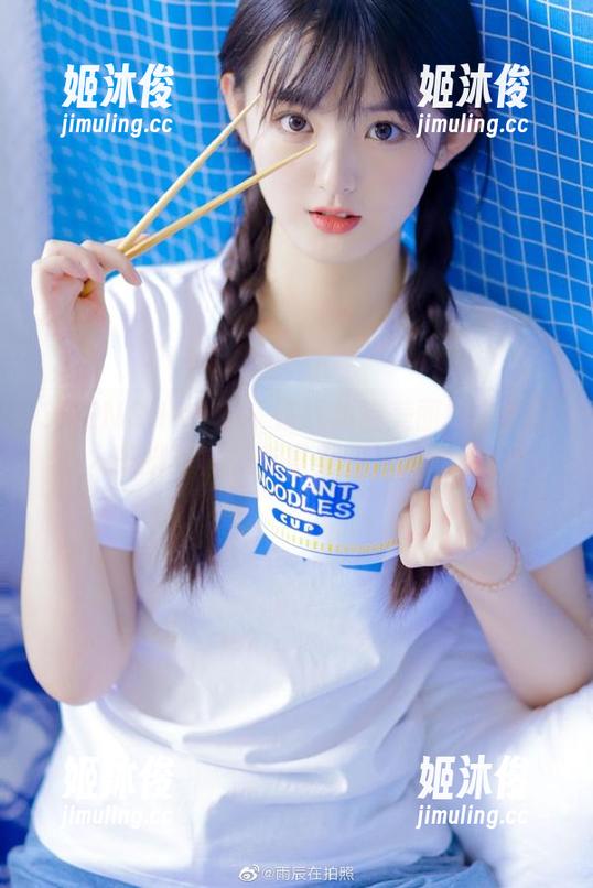SHENSHI绅士-美丽 SHENSHI绅士 - 在线体验美丽博主的迷人美脚写真,丰富美图让人心动!