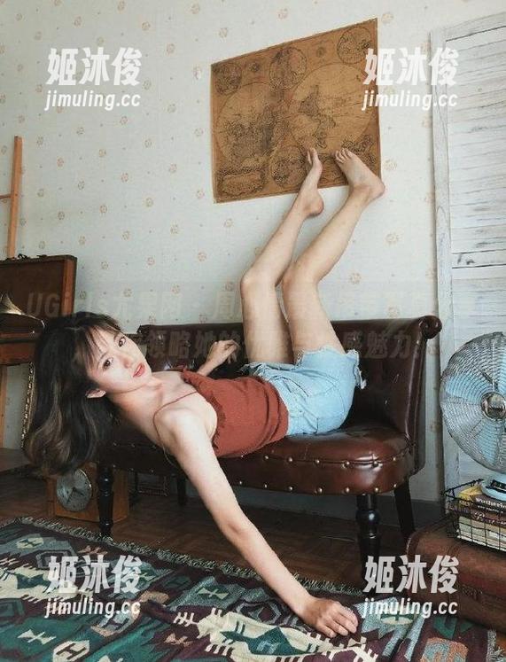 UGirls尤果网 - 周心情最新吊带写真分享，带你领略她的优雅与性感魅力！