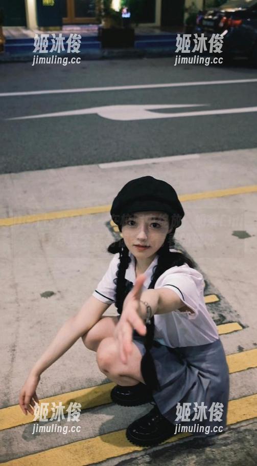 UGirls尤果网 - 在校服中绽放：奶茶Emily写真全集为你带来青春的滋味