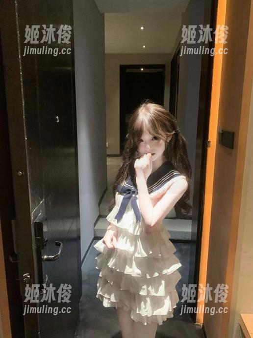 UGirls尤果网-赵伊彤 UGirls尤果网 - 发现赵伊彤泳池精选四季图包,水波荡漾间的艺术瞬间