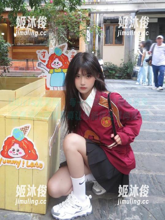 UGirls尤果网-陈雅漫 UGirls尤果网 - 每一件连衣裙都讲故事,陈雅漫的定制写真让你徜徉在时尚海洋!