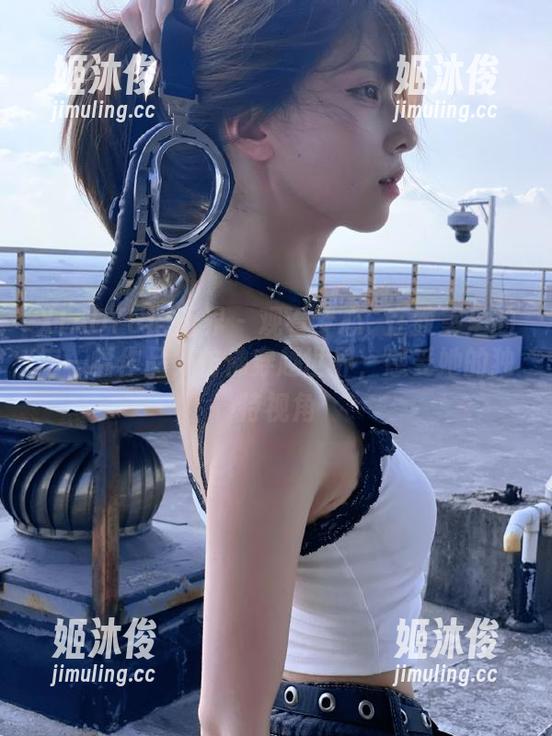 XIAOYU语画界-梦心玥 XIAOYU语画界 - 观看梦心玥在教室里的每一幅作品,仿佛穿越世界,感受她的独特视角