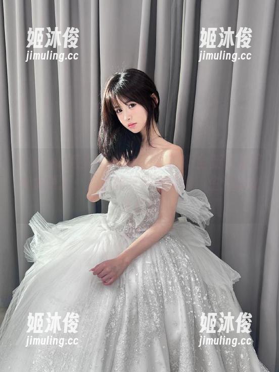 Xiuren秀人网-呆呆的瑞BB Xiuren秀人网 - 呆呆的瑞BB全新长腿写真集更新:用我的长腿告诉你,生活如此多彩!