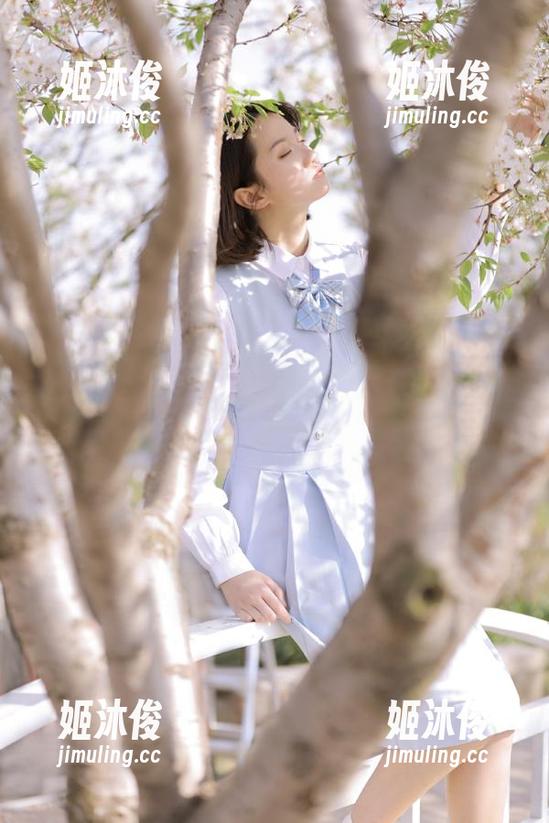 Xiuren秀人网-大白兔吖 Xiuren秀人网 - “大白兔吖”的定制写真女友,尽显青春气息与无限创意的完美结合