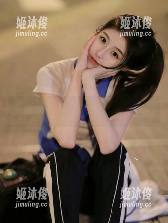 Xiuren秀人网-小纯子 Xiuren秀人网 - 镂空艺术与高清美图:小纯子的独特摄影风格