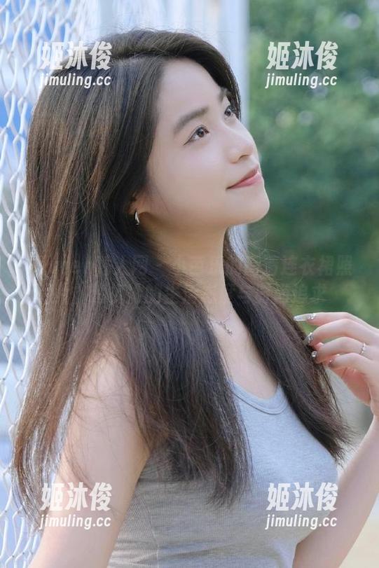 Xiuren秀人网-小芭乐 Xiuren秀人网 - 小芭乐的高清连衣裙照片,透视她的生活态度与时尚追求