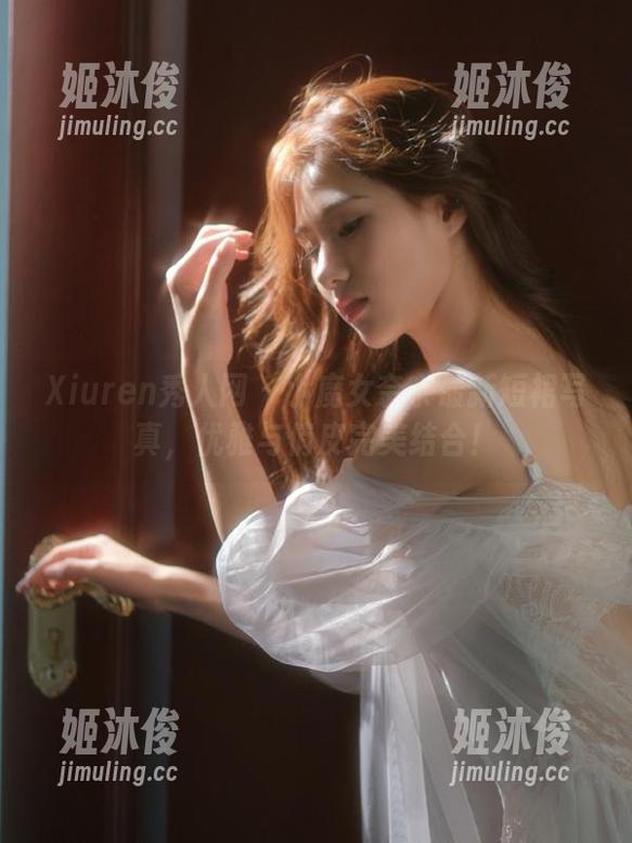 Xiuren秀人网-小魔女奈奈 Xiuren秀人网 - 小魔女奈奈最新短裙写真,优雅与俏皮完美结合!