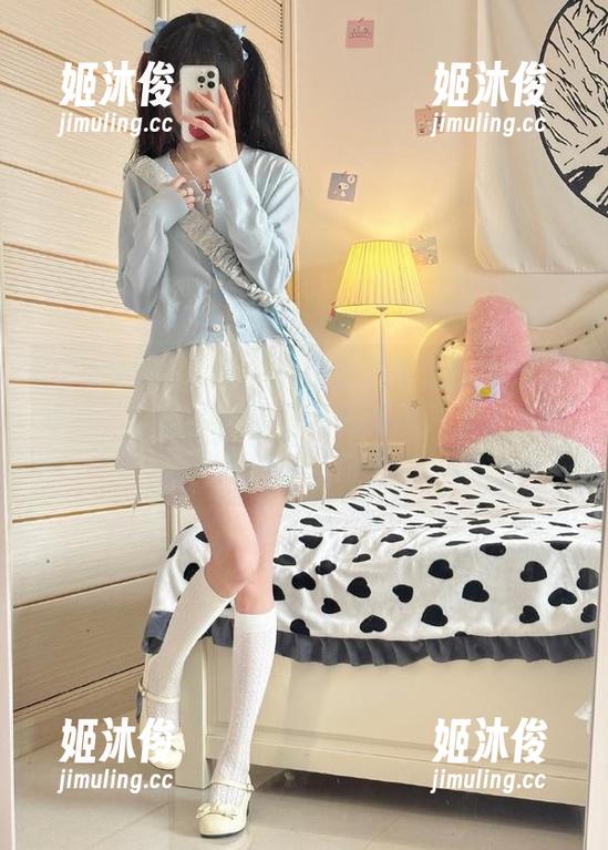 Xiuren秀人网-曦宝儿 Xiuren秀人网 - 由曦宝儿打造的牛仔裤写真,以独特风格为每一张照片注入清新灵动的生命力