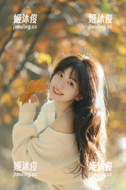 Xiuren秀人网-林文文yooki Xiuren秀人网 - 跟着林文文yooki的长腿写真,走进图库,感受优雅与力量的完美交融!