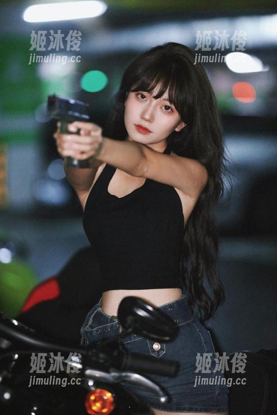 Xiuren秀人网-梓萱Crystal Xiuren秀人网 - 梓萱Crystal黑色写真高清下载,展现她优雅与神秘的完美结合,尽情欣赏!