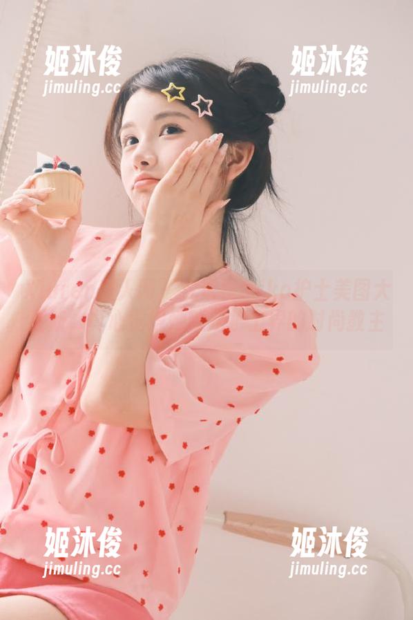 Xiuren秀人网-沈蜜桃miko Xiuren秀人网 - 沈蜜桃miko护士美图大更新,真心觉得她就是护士界的时尚教主