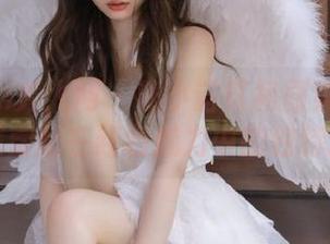 Xiuren秀人网 – 熊小诺红裙图集无圣光：探索她在红色魅力中的独特风采