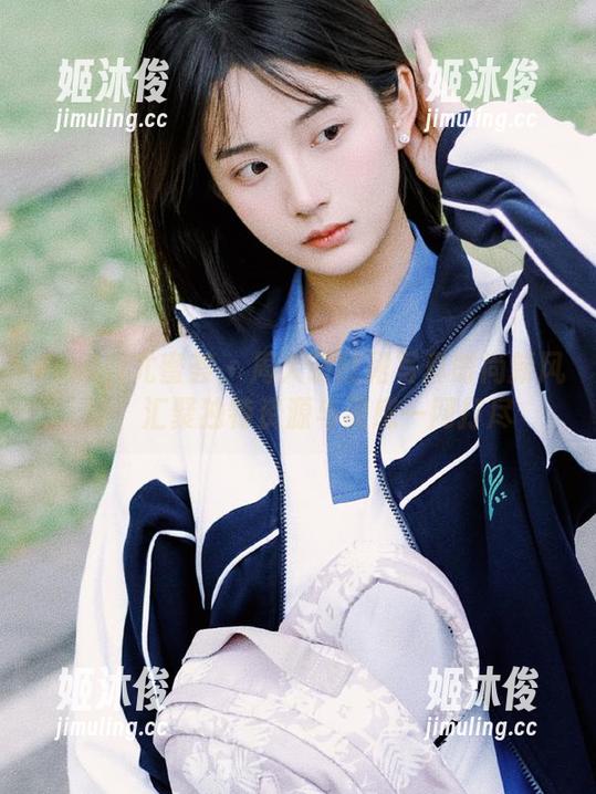 YouMi尤蜜荟 - 周大萌红裙写真时尚新风潮，汇聚独特资源与灵感一网打尽