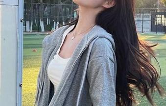 YouMi尤蜜荟 – 尤妮丝Egg私拍泳装图片集，展现她迷人的身姿和自信笑容！