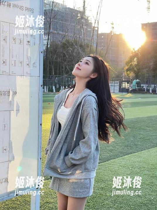 YouMi尤蜜荟 - 尤妮丝Egg私拍泳装图片集，展现她迷人的身姿和自信笑容！