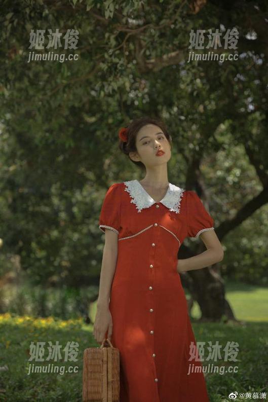 YouMi尤蜜荟-谭小灵 YouMi尤蜜荟 - 谭小灵眼镜私拍图集:每一张都是她与镜头之间的亲密瞬间