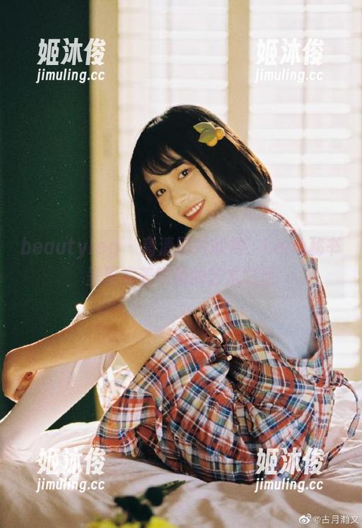 beautyleg-Lena beautyleg - 高清图片欣赏:Lena秘书呈现完美瞬间的艺术之旅