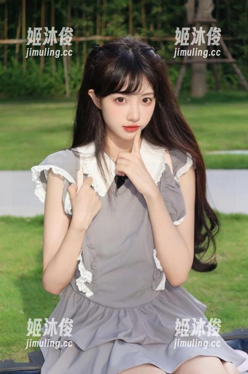 pans-诗诗 pans - 图片里的诗诗:办公室内的自信与优雅,快来观看她的风格变换