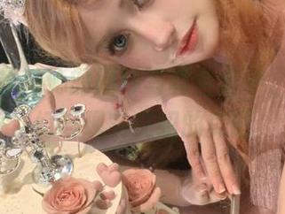 在一笑芳香沁的婚纱写真全套中，感受梦幻与现实交织的美丽
