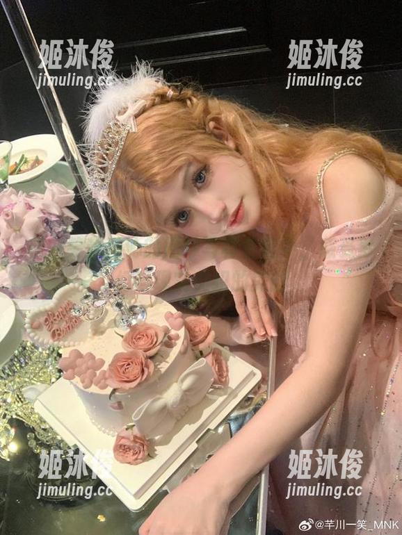 一笑芳香沁 在一笑芳香沁的婚纱写真全套中,感受梦幻与现实交织的美丽