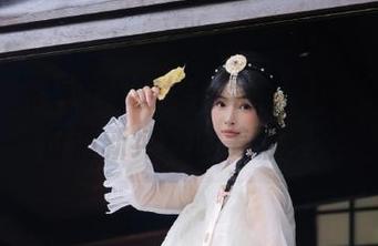 丽柜 – 探索安娜的纯白写真精选，发现那份清新纯粹的美丽艺术
