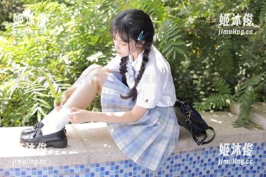 丽柜 - 别傻了！安安带你走进她的美足写真合集，看看那辣眼睛的照片！