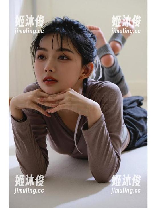 丽柜-小戈 丽柜 - 小戈的视觉盛宴:快来图库下载她最精彩的秘书写真,绝对不容错过!