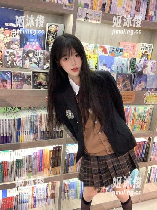 丽柜-小熊 丽柜 - 在线捕捉小熊的魅力瞬间,她的吊带作品图片将让你感受到艺术的无穷魅力