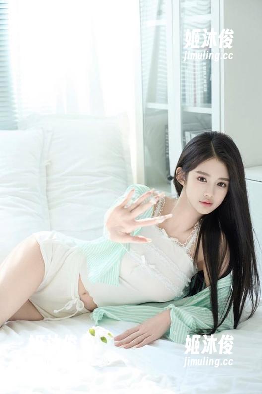 丽柜 - 王欣竹的海边写真：风带走了我的烦恼，却没带走我的搞笑本色！