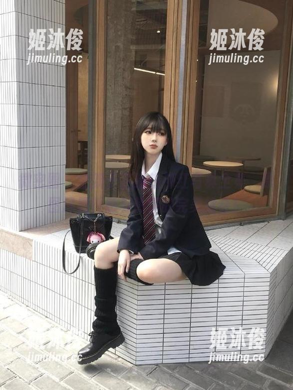 于芷晴 微密圈 - 全新于芷晴热辣红写真全集,原图尽显性感与热情的完美结合!