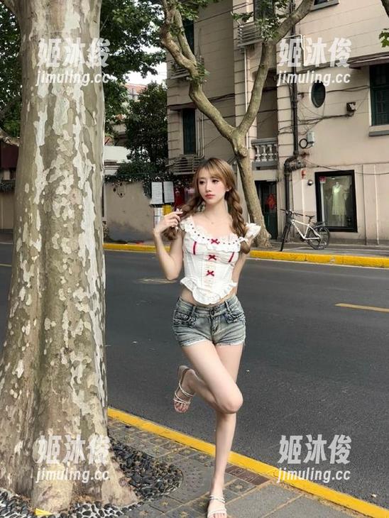 今汐 体验今汐的“wind”作品,尽情欣赏并免费下载她的绝美写真作品!
