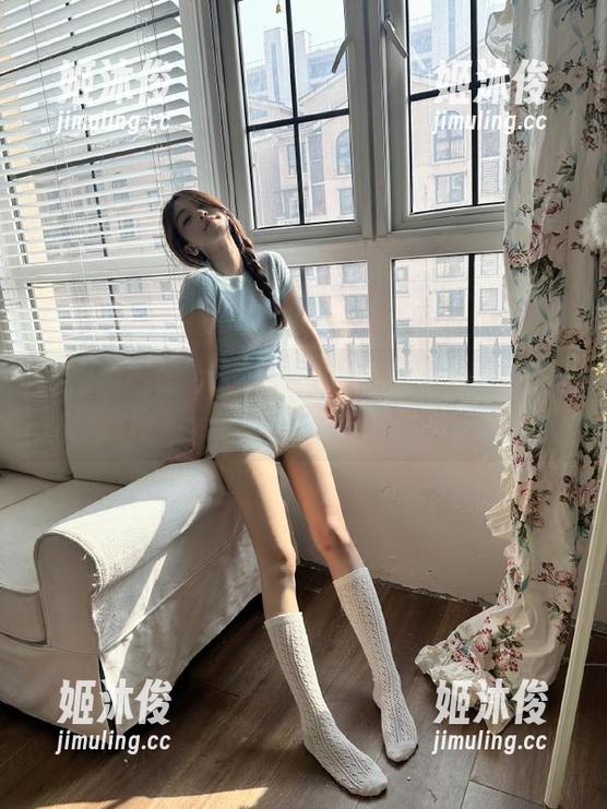 保守的二舅妈 微密圈 - 水手服写真抢眼!保守的二舅妈教你如何做壁纸里的时尚女王!