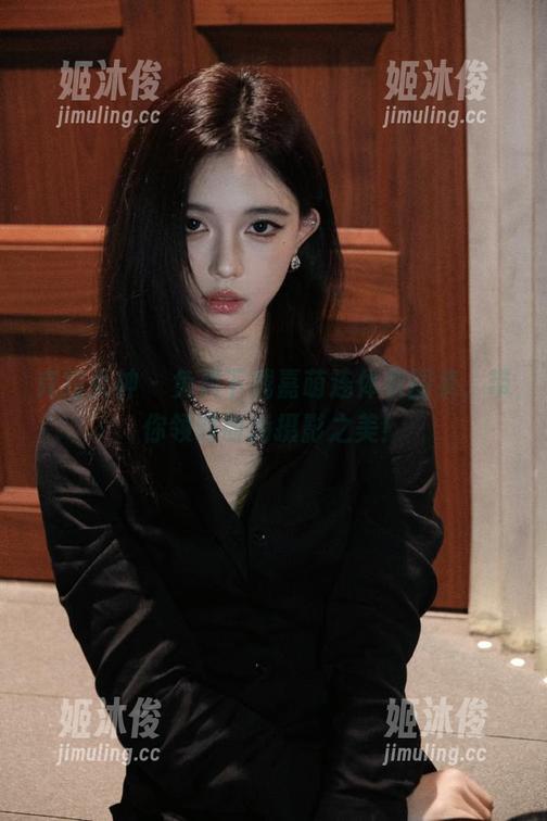克拉女神-嘉萌 克拉女神 - 免费下载嘉萌连体衣图集,带你领略时尚摄影之美!