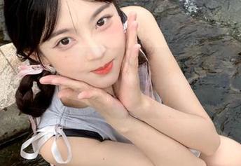 克拉女神 – 妮子眼镜写真全集下载，快速获取她的绝美瞬间