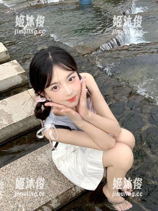 克拉女神-妮子 克拉女神 - 妮子眼镜写真全集下载,快速获取她的绝美瞬间