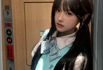 克拉女神 – 与忆之女仆一起欣赏私房美图，感受纯真的美丽与力量