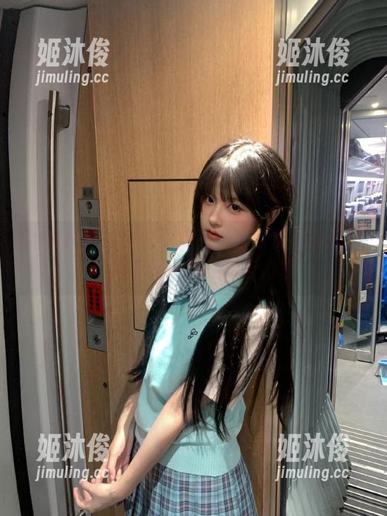 克拉女神-忆之 克拉女神 - 与忆之女仆一起欣赏私房美图,感受纯真的美丽与力量