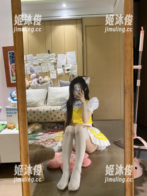 兔玩映画 兔玩映画最新写真合集:蓝椅子上的黑丝少女绽放迷人魅力
