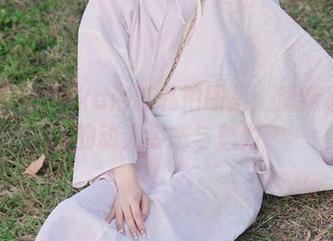 冲田凛花rinka浴缸私拍图集：清新水韵下的动人姿态与魅力