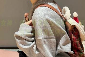 初夏女神 – 依依带来的私拍视角：探秘棉袜背后的美丽图片