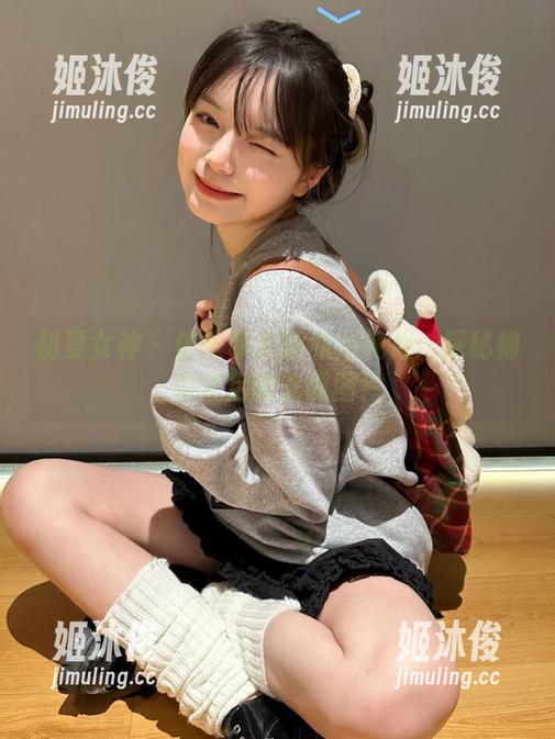 初夏女神-依依 初夏女神 - 依依带来的私拍视角:探秘棉袜背后的美丽图片